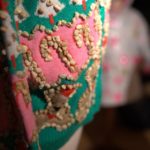 Detailaufnahme aus der Ausstellung "Ugly Sweater" Pullover mit zerkauten Kaugummis