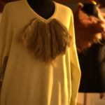 Pullover aus der Ausstellung "Ugly Sweater" mit Katzenhaaren als Brust- und Achseltoupet