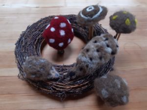 aus Wolle gefilzte Igel und Pilze