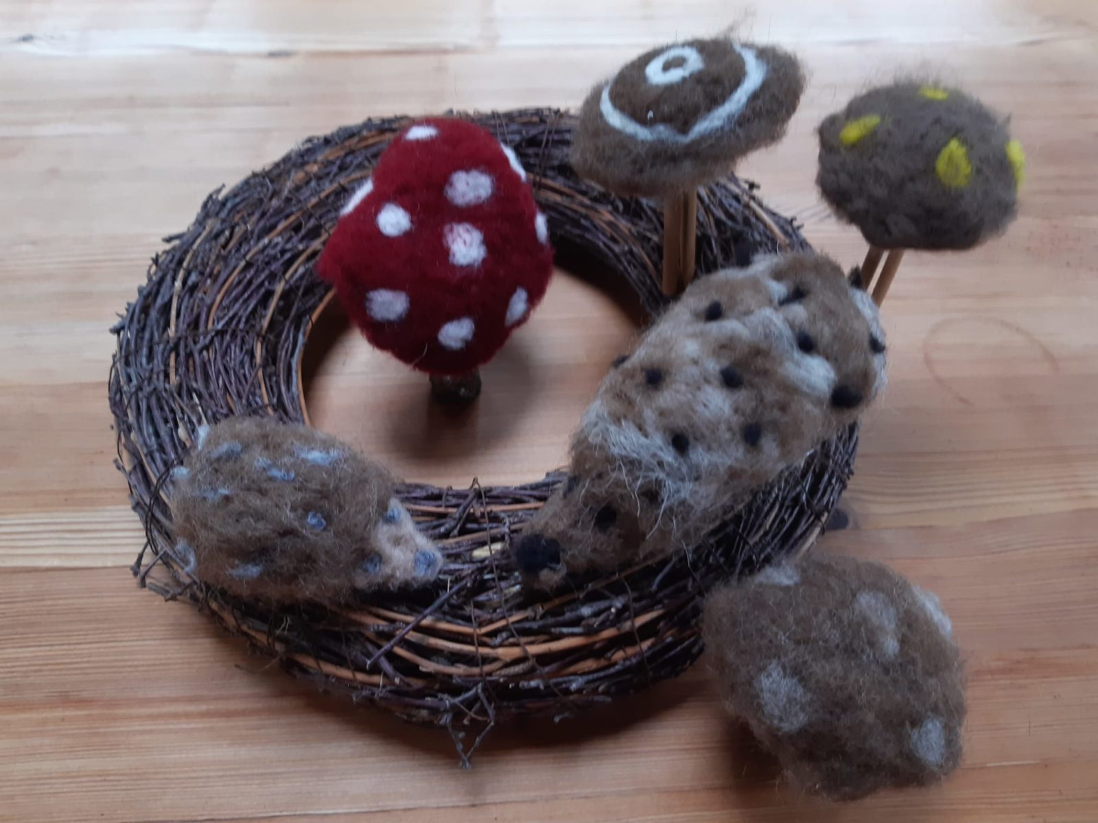 2025_Igel und Pilze aus Wolle gefilzte Igel und Pilze