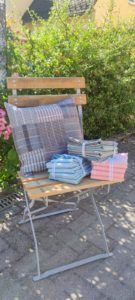Bild von einem Patchwork-Kissen auf einem Stuhl
