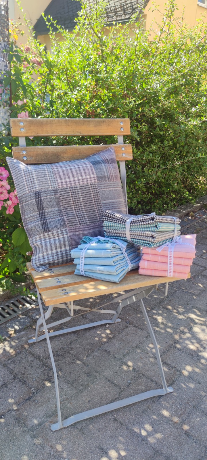 Bild von einem Patchwork-Kissen auf einem Stuhl